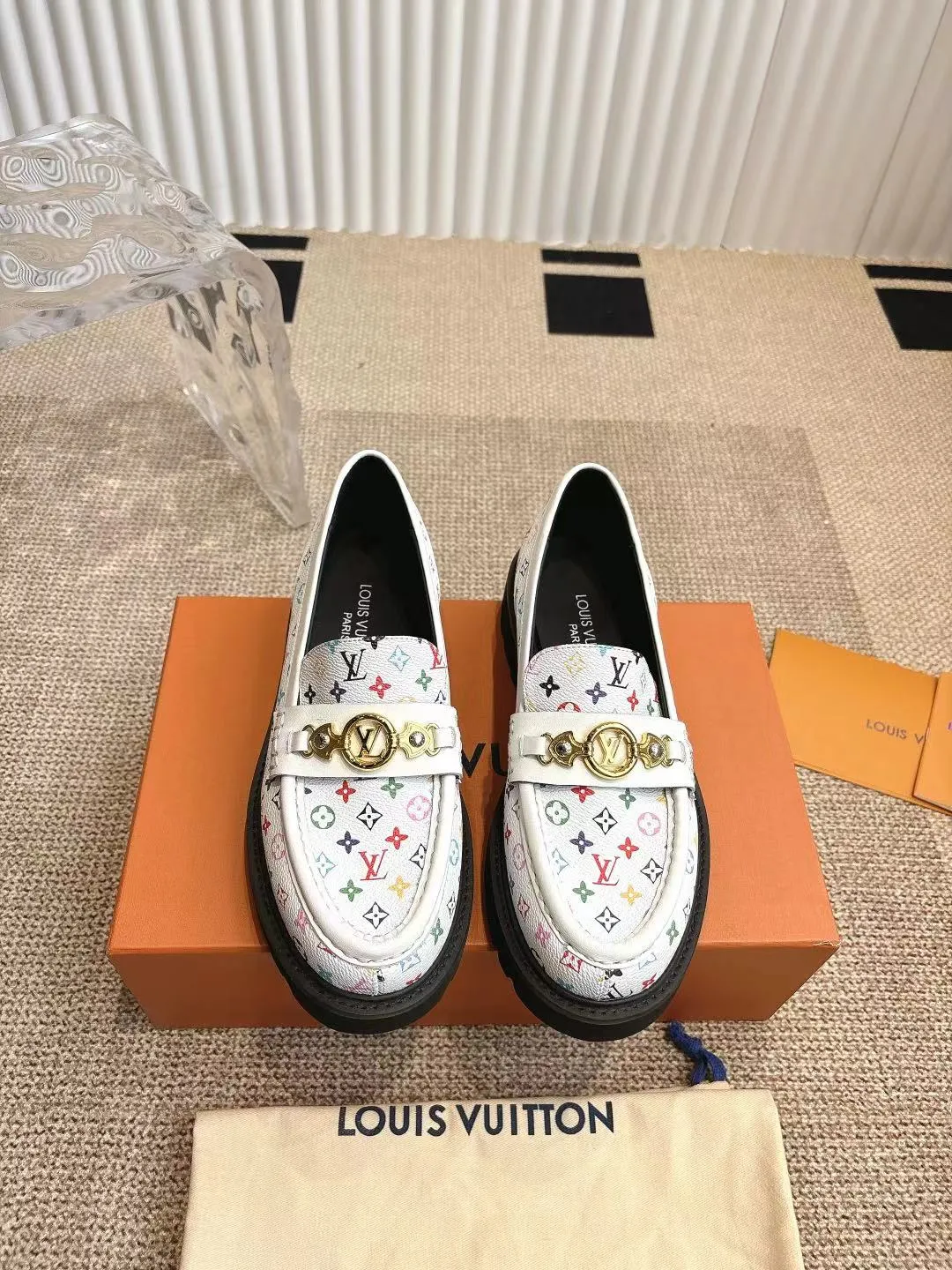 👟👟Ex-factory price 720👟👟 Loaf | ²⁰²5 𝐬𝐬 🤍🤎 LV Louis Vuitton counter’s latest 🆕presbyopia cowhide thick-soled loafer series! New for purchasing agents 🆕 This platform thick-soled series is very popular this year. It has a height-increasing effect and is a fashion leader. It is absolutely yyds! Fabric: Imported open-edge beaded cowhide, cowhide lining. Thick-soled platform shoelaces with logo and non-slip soles. This shoe is very comfortable on the feet and feels great. Original one-to-one molded outsole. Heel height 5cm. Size: 35-41 40 41 Customized ⚠ Comes with counter packaging